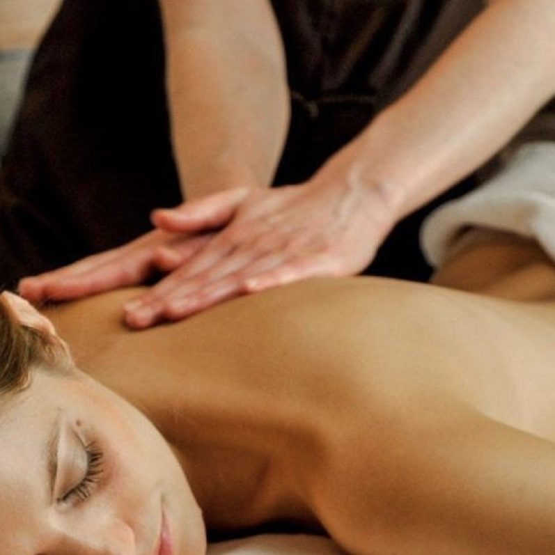 Massage des muscles de la jambe avec des techniques de pression.
